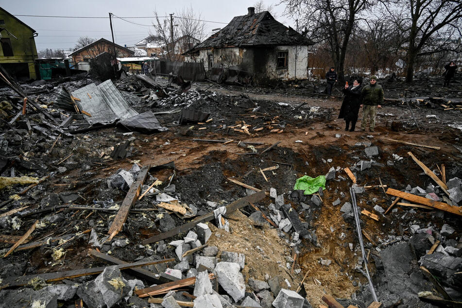 Menschen inspizieren ein zerstörtes Haus in Kiew nach einem russischen Raketenangriff. (Symbolbild)