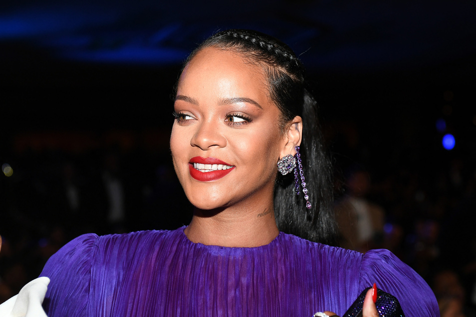 Les fans ont été en état d'alerte après que Rihanna ait été aperçue en train de se rendre à nouveau dans un studio d'enregistrement.