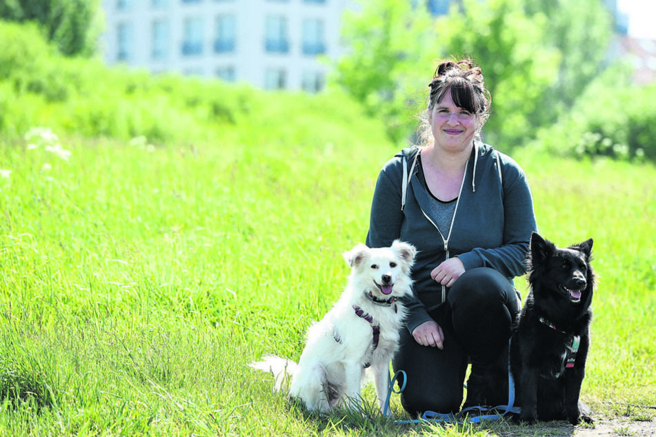 Anne (30) hat die rumänischen Straßenhunde Nuniqu und Iona zu sich geholt. Sie fordert die Stadt auf, mehr Mülleimer und Kotbehälter aufzustellen - vor allem an den beliebten Elbwiesen zwischen Fährgarten und Blauem Wunder.