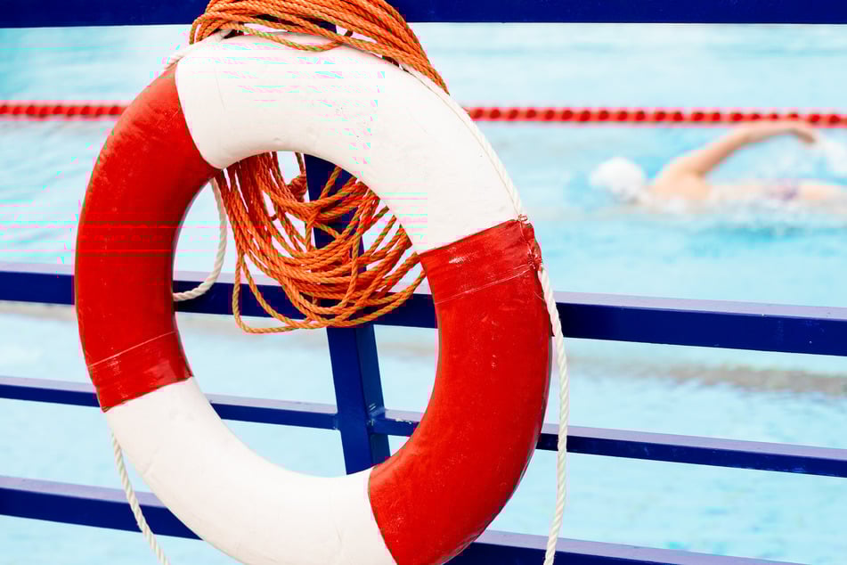 In einem Freibad in der Oberpfalz wurde ein Kind (3) aus dem Wasser gerettet. (Symbolbild)