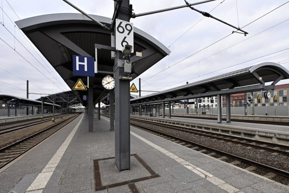 Als der Zug im Hauptbahnhof Erfurt einfuhr, kümmerte sich eine Streife der Bundespolizei um den jungen Mann. (Symbolfoto)