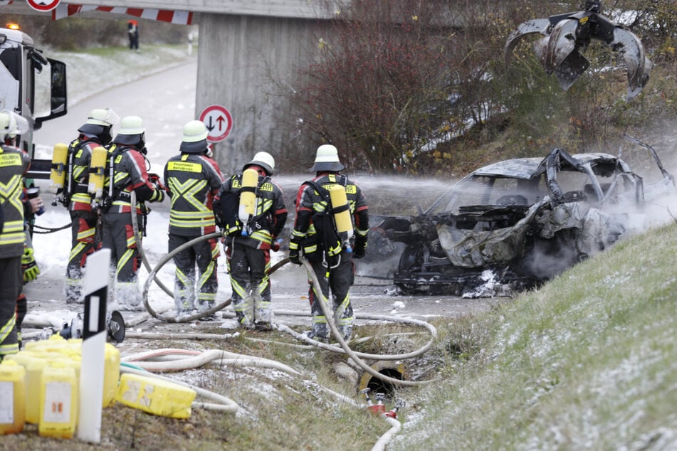 Polizeibeamte bargen den schwer verletzten Mann aus dem Wrack, konnten sein Leben jedoch am Ende nicht mehr retten.