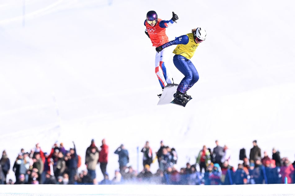 Charlotte Bankes (r.) fuhr den Goldsieg für Großbritannien im großen Mixed-Team-Finale ein.
