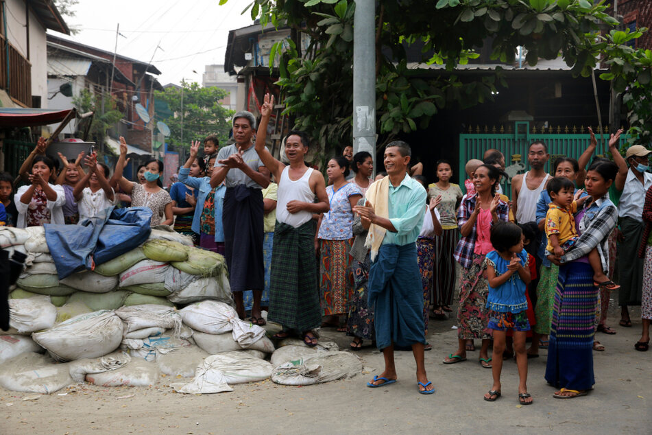 Mandalay: Anwohner zeigen den Dreifingergruß während einer Demonstration gegen die Militärjunta.