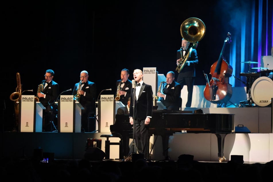 Mit einer unvergleichlichen Mischung aus Präzision, Eleganz und verzückender Unterhaltung führten Max Raabe und das Berliner Palast Orchester durch den Abend.
