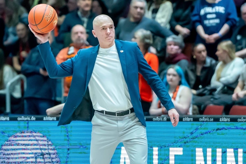 Niners-Trainer Rodrigo Pastore (53).