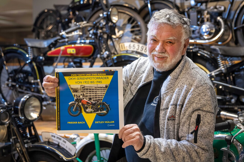 DKW-Experte Frieder Bach (78) freut sich auf sein neues Buch - doch noch hält er nur den Einband in den Händen.