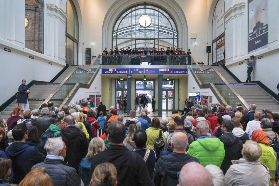 Dicht an dicht drängelten sich Zuschauer vor der Bahnhofs-Empore.