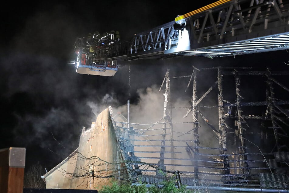 Zahlreiche Einsatzkräfte waren vor Ort, um den Großbrand unter Kontrolle zu bringen.