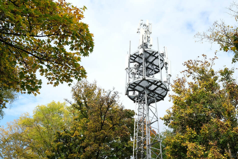Ein Mobilfunkmast steht am Rande eines Wohngebiets in Stuttgart.