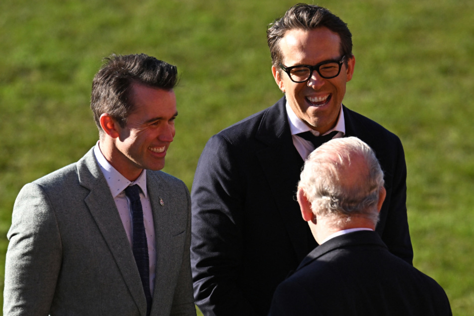 Ryan Reynolds (46, r.) und Rob McElhenney (45, l.) sind als Co-Klubbesitzer für den AFC Wrexham verantwortlich.