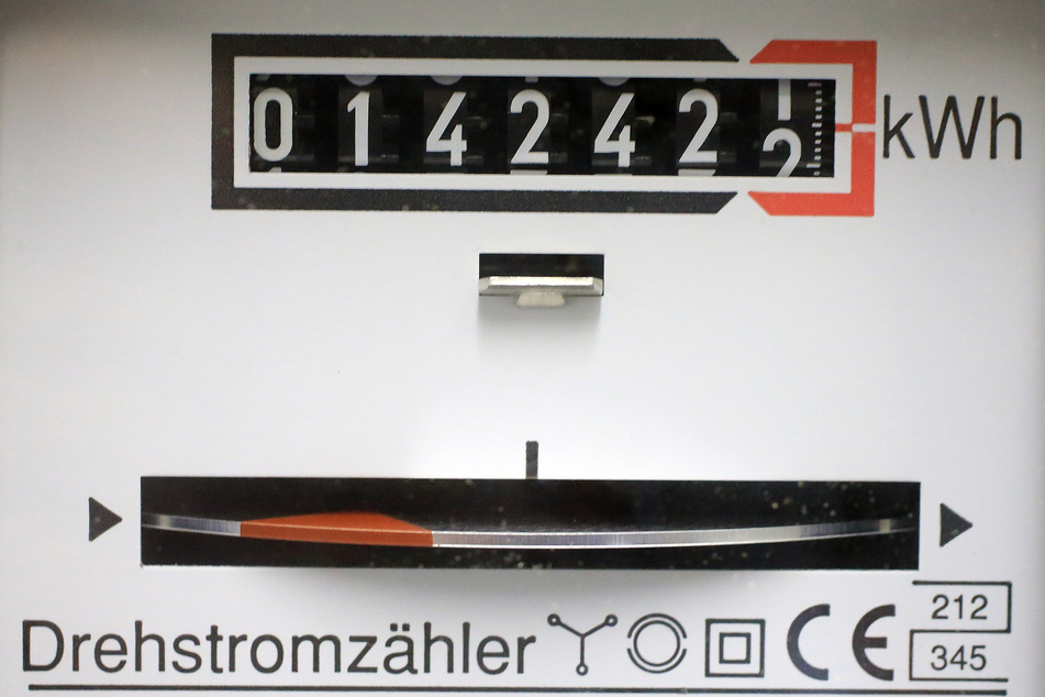An einem Stromzähler werden die bisher verbrauchten Kilowattstunden eines privaten Abnehmers angezeigt (Archivbild).
