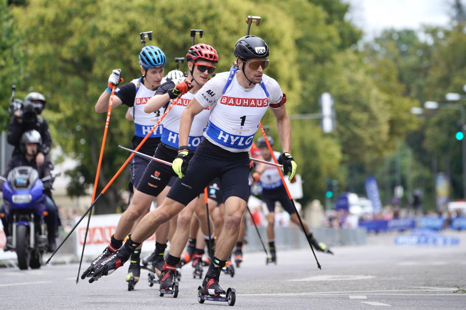 Im Vorjahr führte Sturla Holm Lægreid (27, v.) die Spitzengruppe beim City Biathlon in Wiesbaden an.