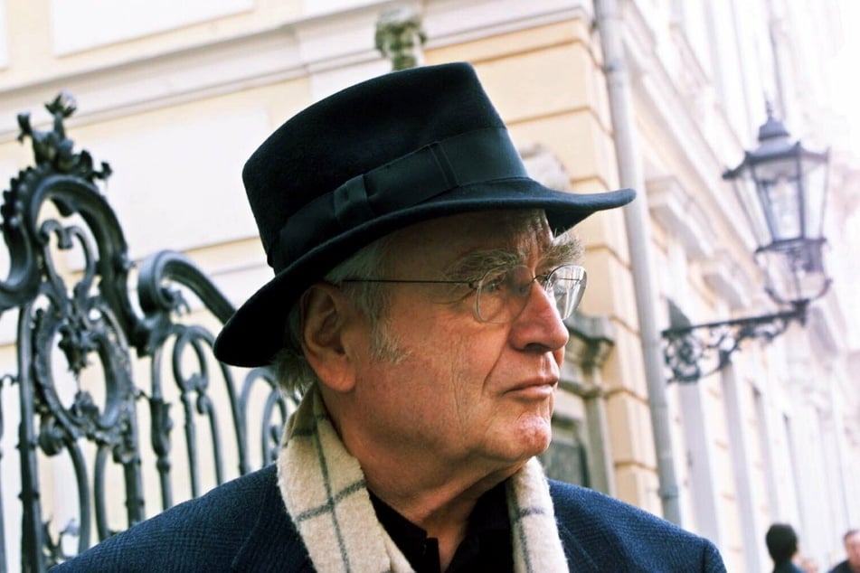 Martin Walser (†96) 2003 bei einem Dresden-Besuch vorm Hotel Kempinski.