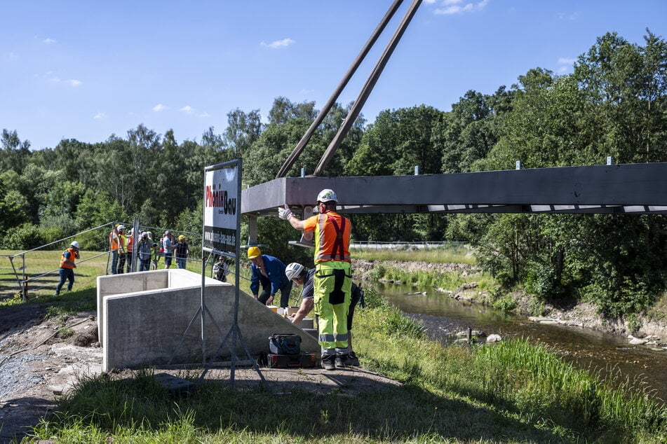 Im Juni dieses Jahres wurde die neue Fußgängerbrücke in Altchemnitz eingehoben.