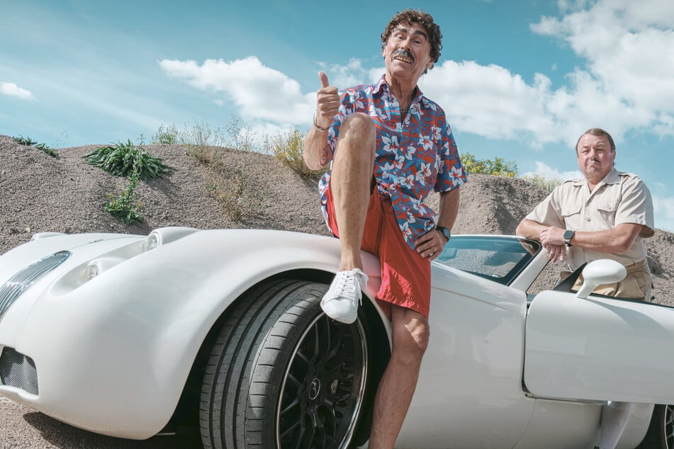 Nach diesem Auto hätte sich auch Magnum die Finger geleckt. Schlicht &amp; Kümmerling dürfen für die "Mafia Mia"-Dinnershow den Flitzer fahren.