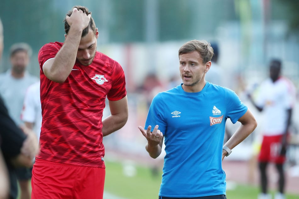 2018 spielte Chris Löwe (36, r.) noch selbst für Huddersfield Town.