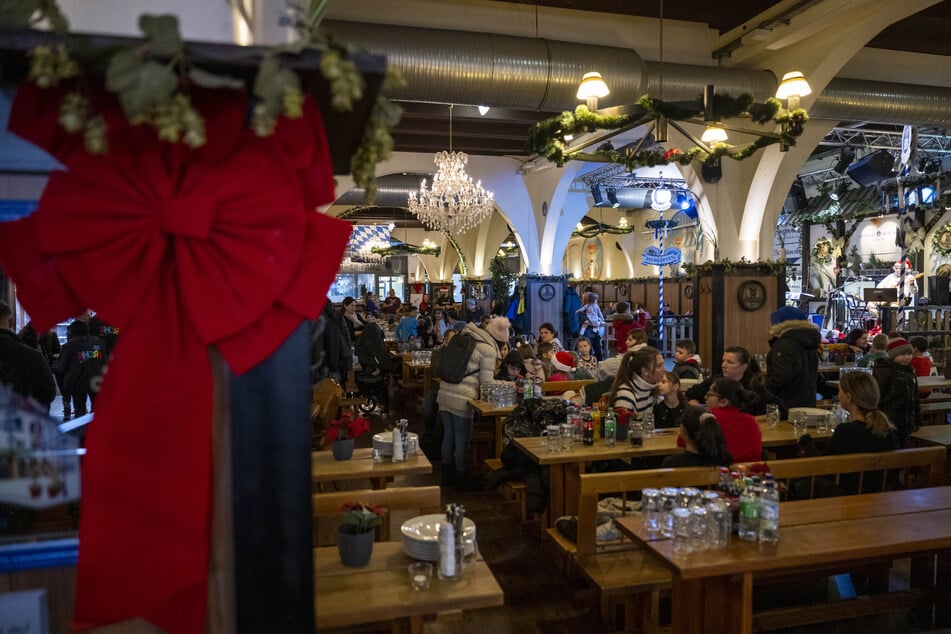 Im Berliner Hofbräuhaus bekommen die angemeldeten Gäste neben Speis und Trank auch Musik und Geschenke. (Archivbild)