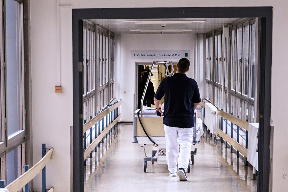 Alle Beteiligten wurden mit ihren Verletzungen in ein Krankenhaus gebracht. (Symbolbild)