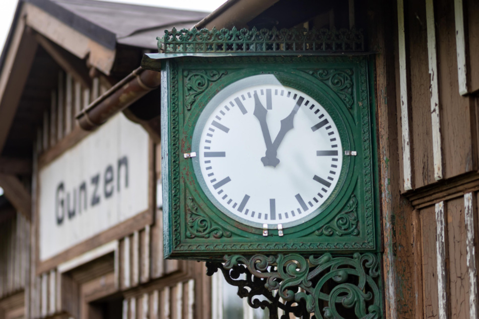 Seine Uhr geht immer noch: Vielen Eisenbahnfreunden ist der niedliche Vogtland-Bahnhof ein Begriff.