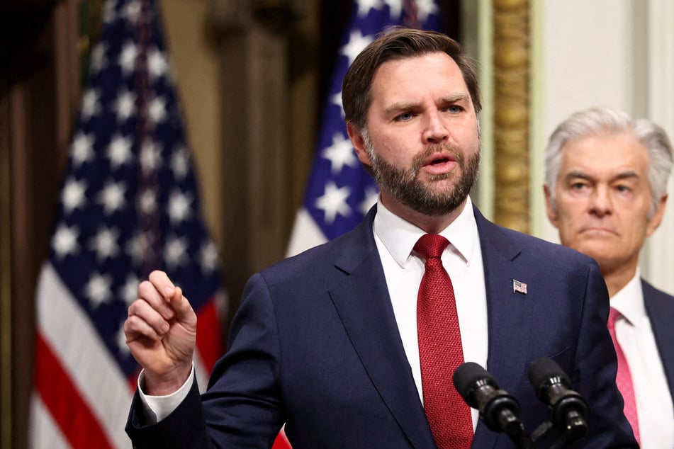 Vice President JD Vance (l.) and Centers for Medicare and Medicaid Services head Mehmet Oz announce a freeze on federal Medicaid funding for Minnesota.