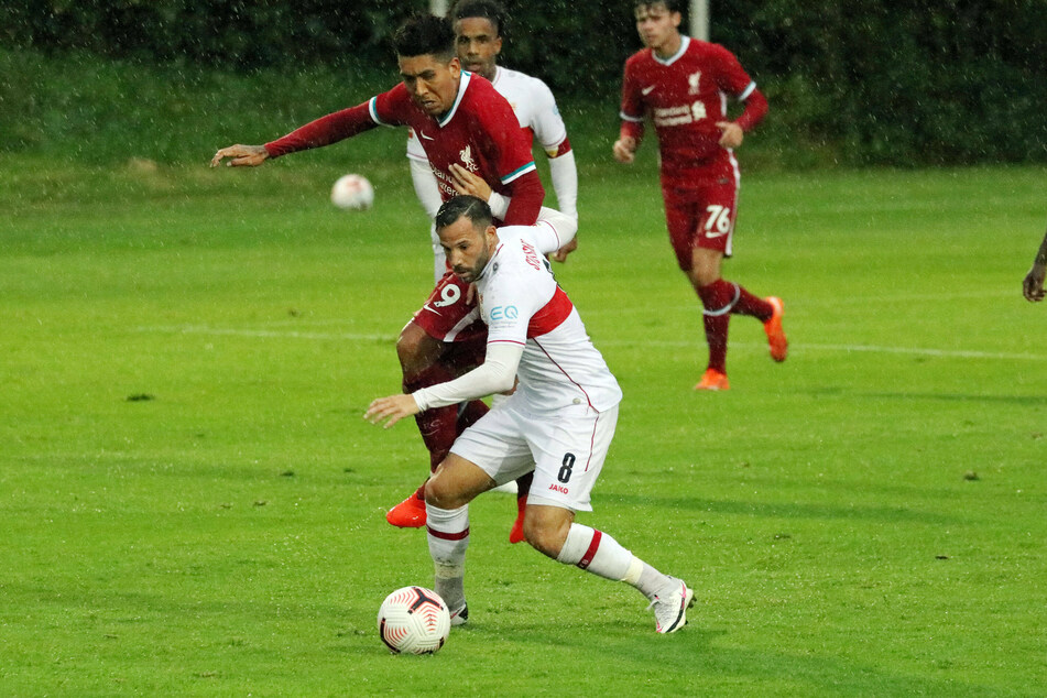Gonzalo Castro (vorn) versucht Liverpools Roberto Firmino zu stoppen.