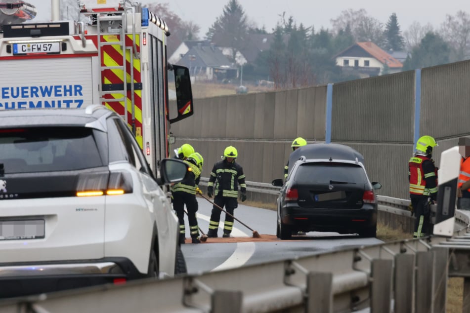 Crash auf Bundesstraße in Chemnitz: VW kracht gegen Leitplanke