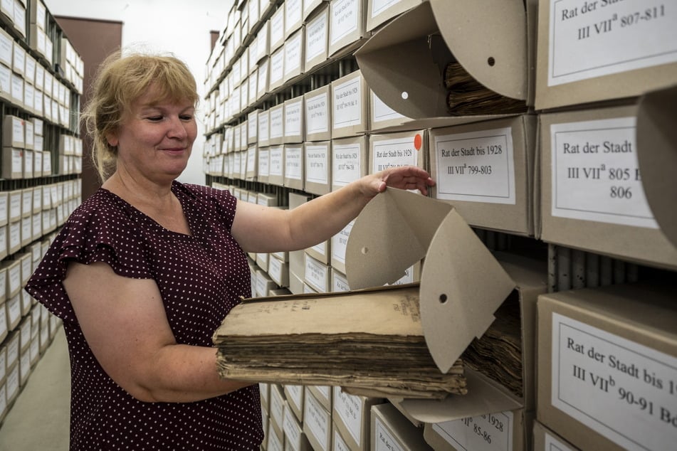 20 laufende Kilometer Akten sind im "Gedächtnis der Stadt" derzeit archiviert: hier Mitarbeiterin Britta Günther (54).