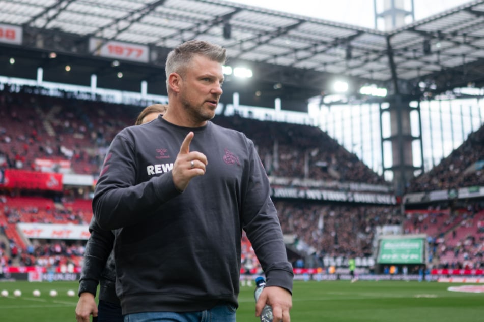 Lukas Kwasniok (44) durfte sich am Montagabend im RheinEnergie-Stadion von den Profis des 1. FC Köln verabschieden.