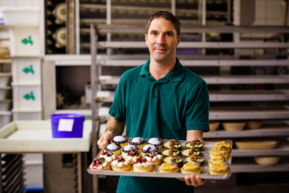 Ludovic Gerboin, Bäckermeister, zeigt in seiner Bäckerei-Konditorei Ways ein Tablett mit diversen Tartelettes, bei denen Algen als Zutat verwendet wurden.