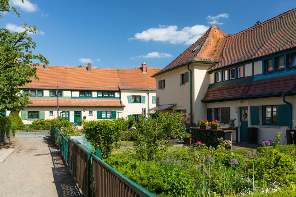 Hellerau ist denkmalgeschützt, für gelbe Reihenhäuser und blühende Vorgärten bekannt.