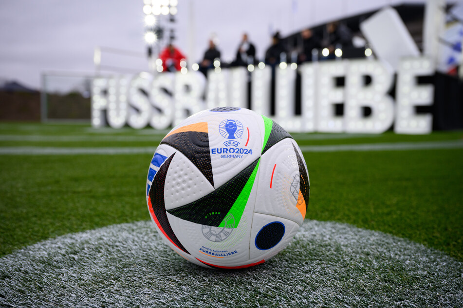 Der offizielle Spielball der EM 2024: Die "Fußballliebe" von Adidas.