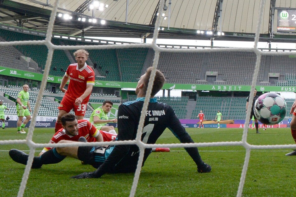 Nix zu halten für Union-Keeper Andreas Luthe (33). Wolfsburg Josip Brekalo erzielt mit seinem Hattrick den 3:0-Endstand.