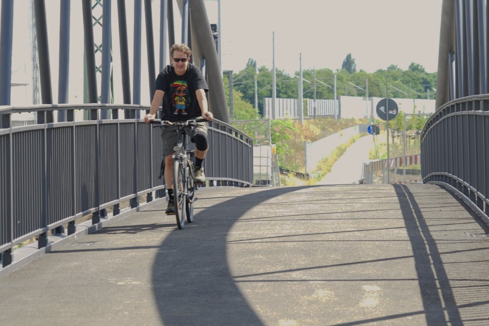 Es dauerte nur wenige Augenblicke, bis der erste Radfahrer den Neubau befuhr.