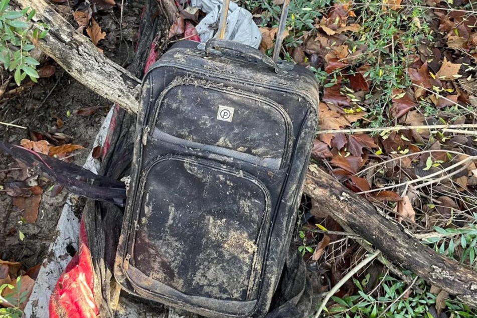 Mitten im Wald in einem Bach im US-Staat Texas lag dieser verdreckte Koffer herum.