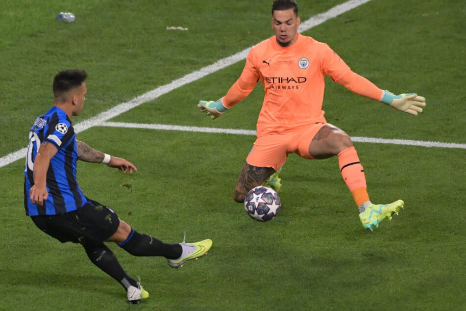 Lautaro Martinez (l.) kann völlig frei vor Ederson nicht zur Führung veredeln.