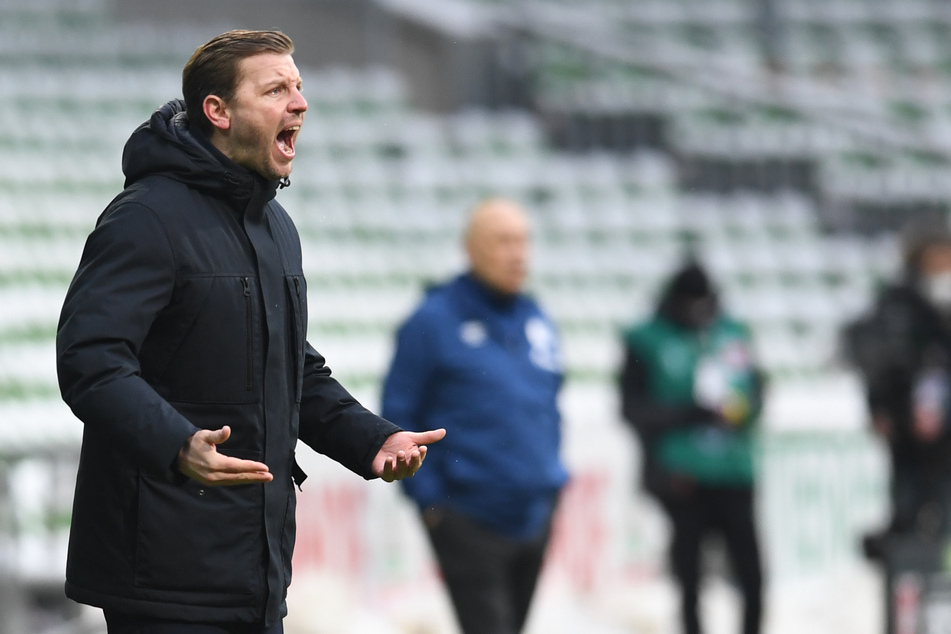 Werder Bremens Trainer Florian Kohfeldt (l.) konnte mit der Leistung seiner Mannschaft nicht zufrieden sein, rettete aber immerhin ein Unentschieden gegen den Tabellenletzten.