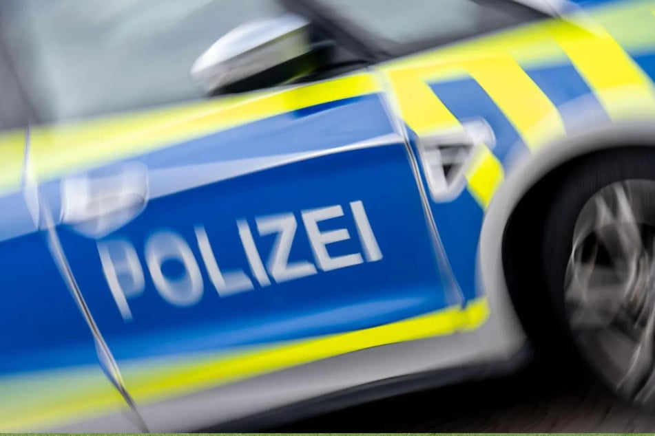 Beim Angriff auf den Transporter-Fahrer setzte sich der Mercedes in Bewegung und krachte in den Ford. (Symbolfoto)