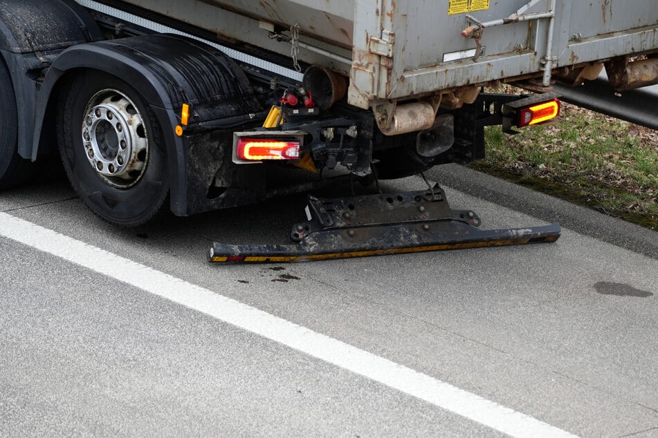 Der Astra hatte den Unterfahrschutz des Lastwagens abgerissen und war unter den Lkw geraten.