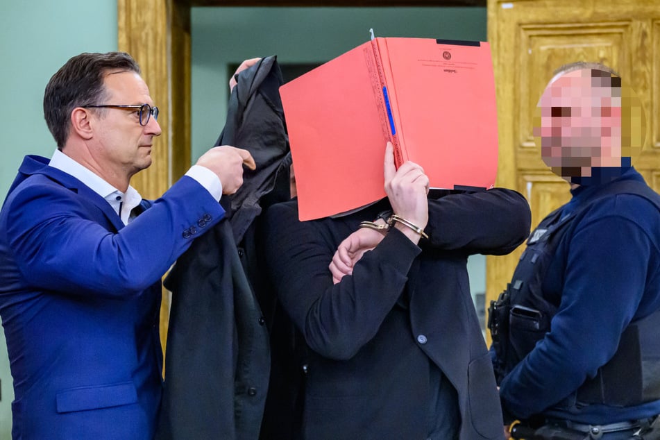 Dawid K. (27) muss sich im Mordprozess verantworten. Sein Verteidiger Christoph Rühlmann (58, l.) spricht sich gegen eine lebenslange Haftstrafe aus.