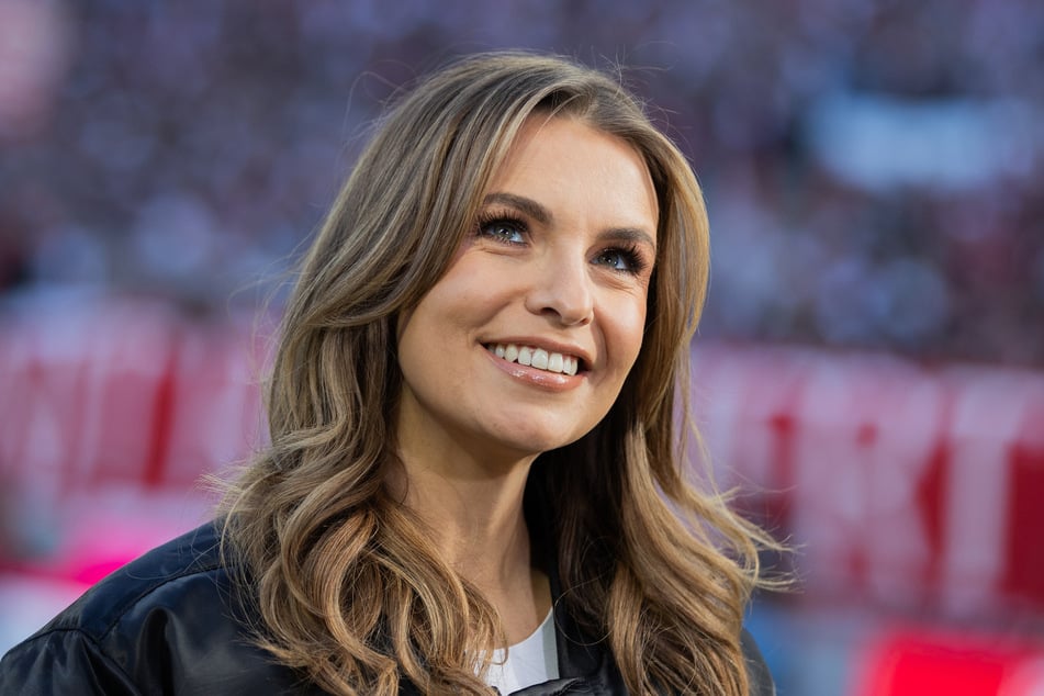 Für den Kölner Privatsender moderiert die 37-Jährige schon seit 2025 die Spiele der Deutschen Fußballnationalmannschaft.