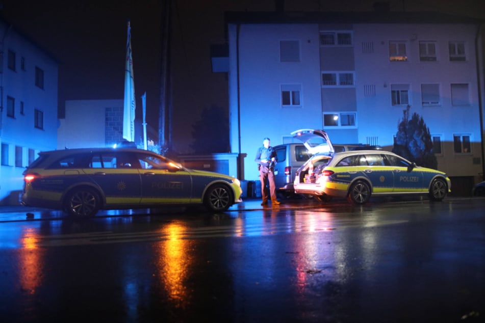 Die Polizei geht am Tatort ihrer Arbeit nach.