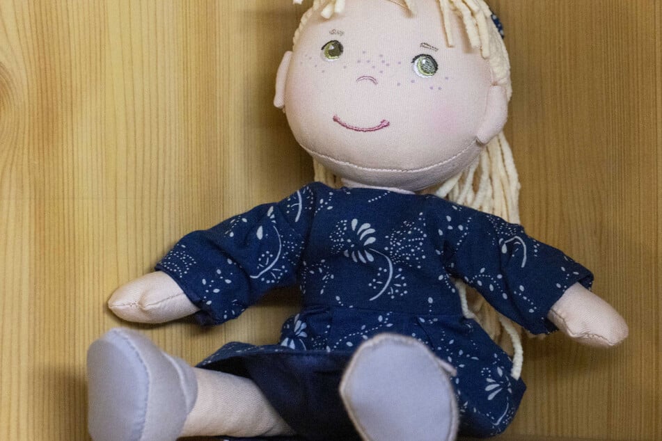 Klein, aber fein: Sogar Puppenkleidchen gibt's in Blaudruck-Mode.