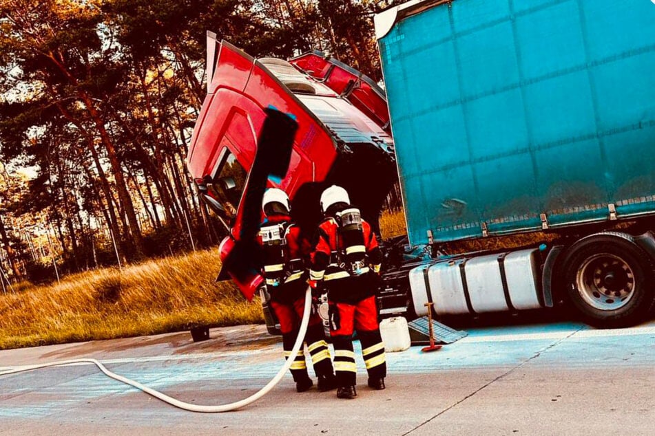 Ersthelfer konnten einen Vollbrand des Fahrzeugs vor dem Eintreffen der Feuerwehr verhindern.