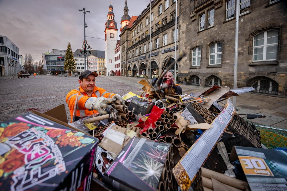 ASR-Mitarbeiter hatten am Neumarkt alle Hände voll zu tun.