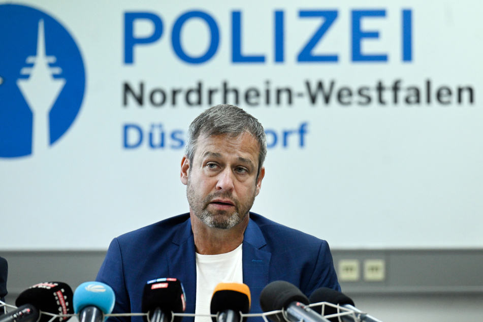 Guido Adler, Leiter des Kriminalkommissariats 11 im NRW-Polizeipräsidium, erläutert die Klärung des 16 Jahre alten "Cold Case"-Falls.