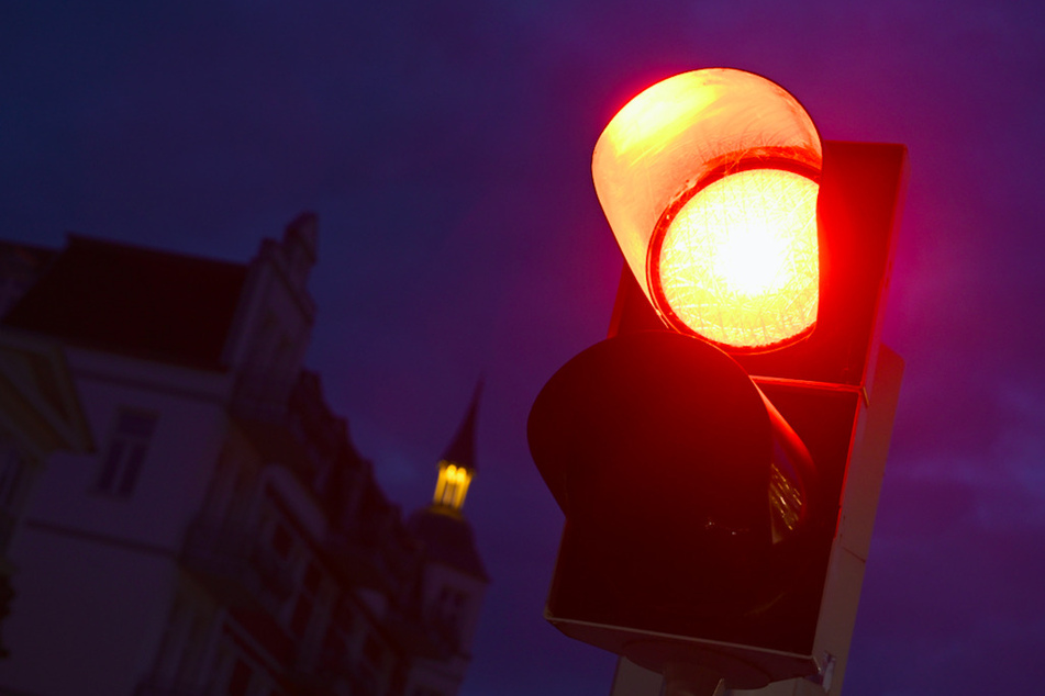 Weil er trotz roter Ampel links abbog, verursachte ein Mann in Schwaben einen Unfall. (Symbolbild)