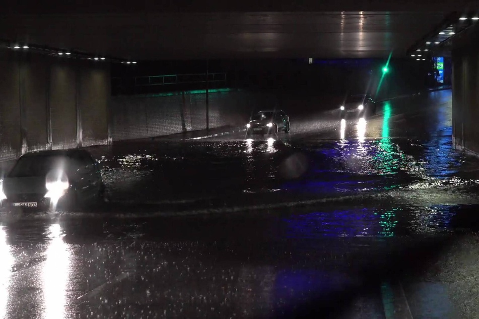 Vereinzelte Autofahrer fuhren unbeirrt durch die Wassermassen.