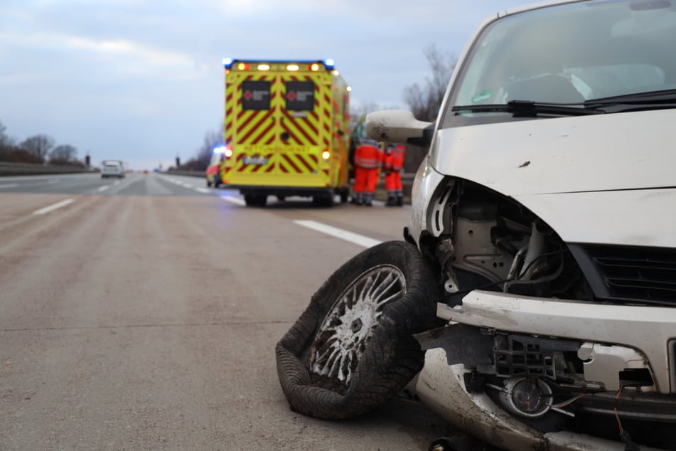 Der Renault kam entgegengesetzt der Fahrtrichtung zum Stehen. Am Auto entstand erheblicher Sachschaden.