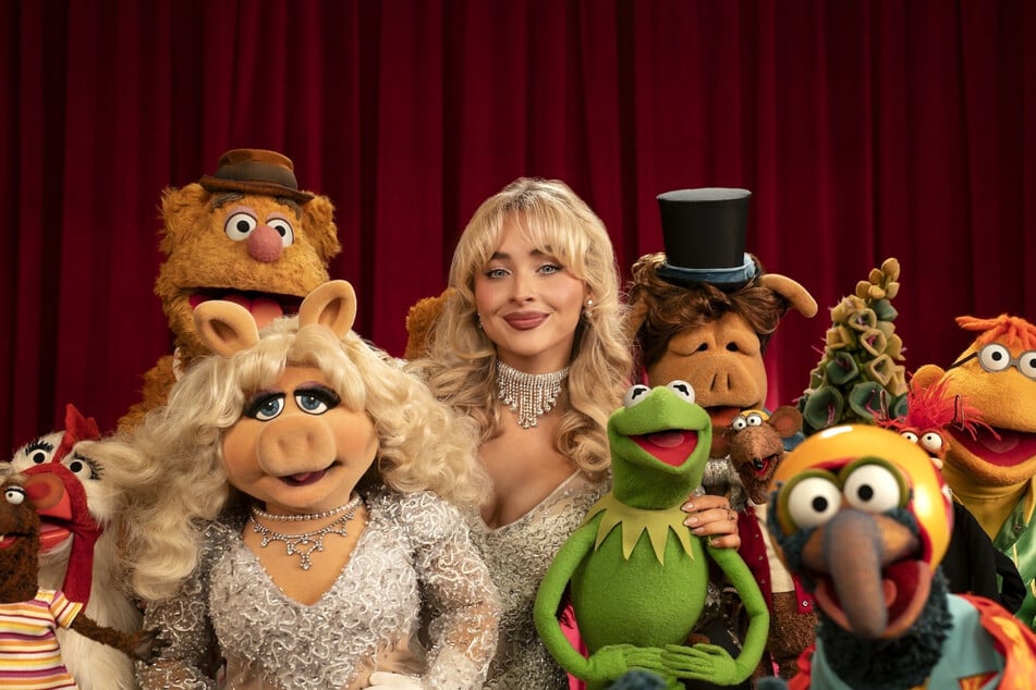 Sabrina Carpenter duets with Kermit and shows off comedy chops in Muppet Show debut